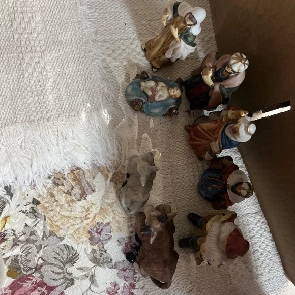 Vintage 8-Piece Hand Painted Porcelain Partial Nativity Set - Picture 5 of 8